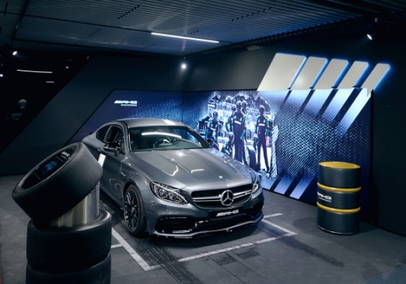 Mercedes-Benz открыл крупнейший автосалон на северо-западе