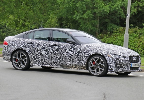 Jaguar испытывает новый XE SVR