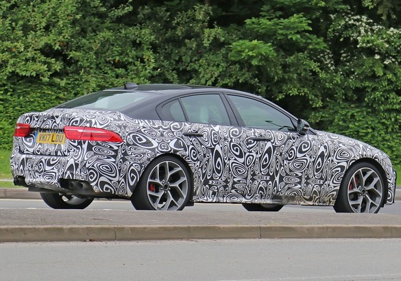 Jaguar испытывает новый XE SVR