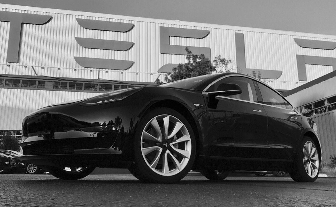 Tesla Model 3 встала на конвейер