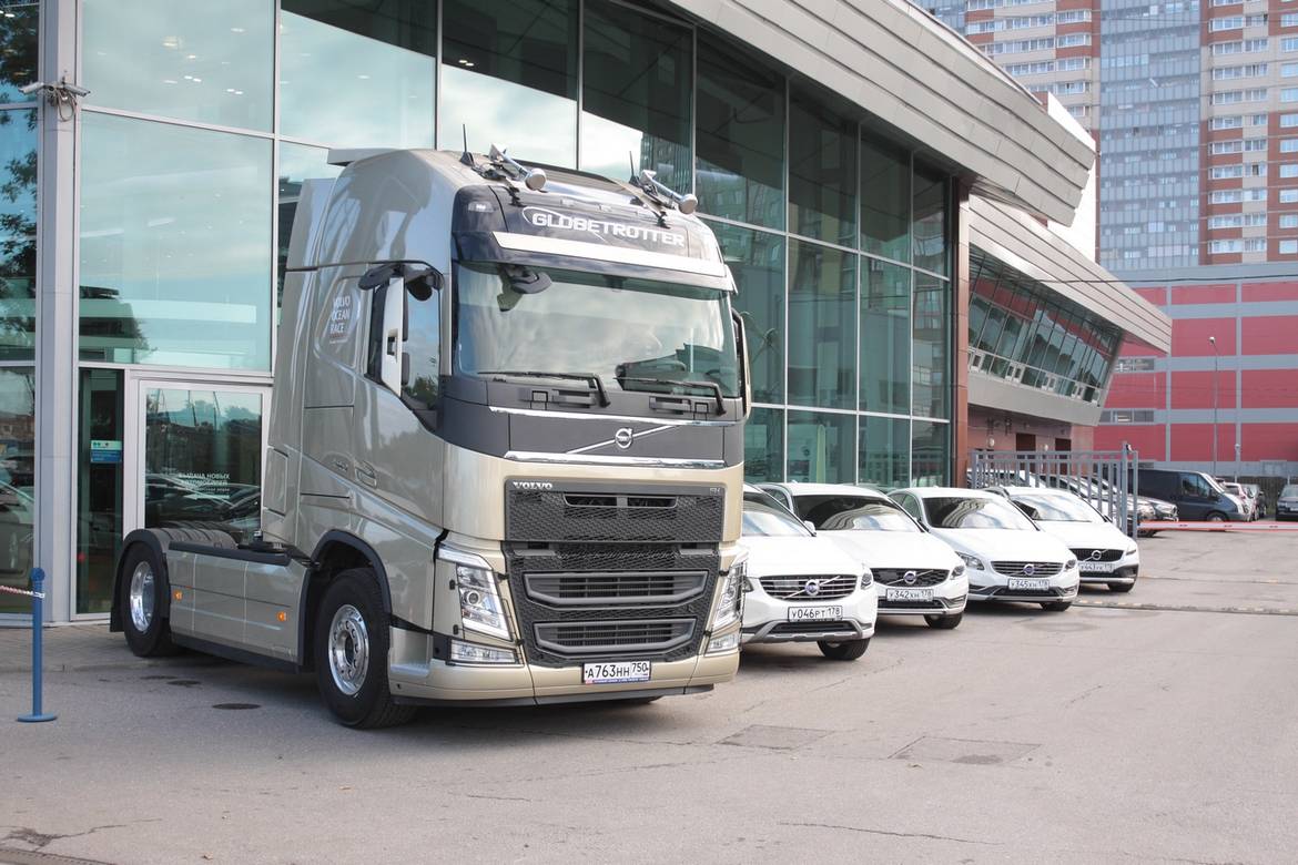 Volvo оригинально представила в Петербурге обновленные тягачи FH
