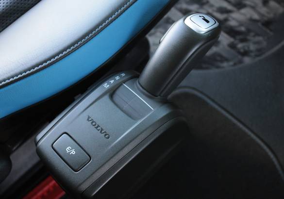 Volvo оригинально представила в Петербурге обновленные тягачи FH