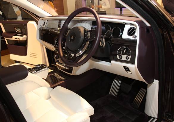 В Петербурге показали новый Rolls-Royce Phantom