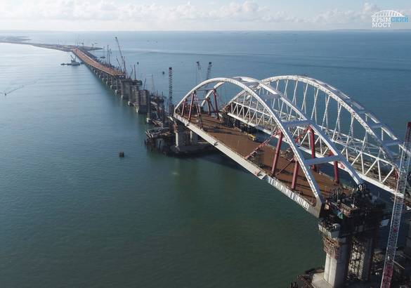 На Крымском мосту установлена автодорожная арка