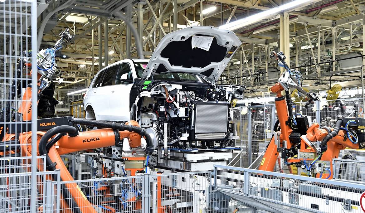 BMW выпустил пробную партию новых X7