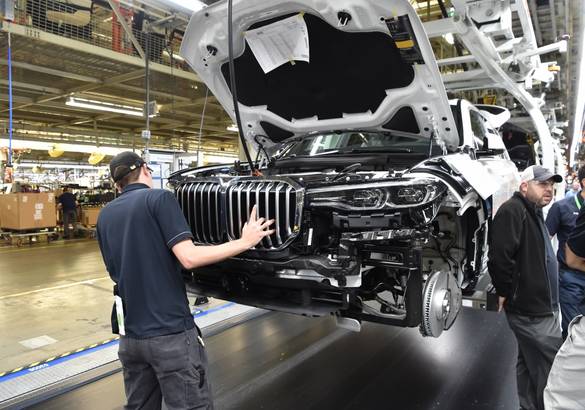 BMW выпустил пробную партию новых X7