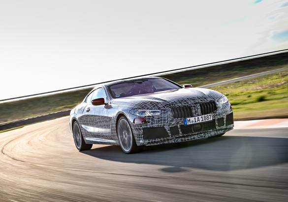 BMW испытывает новую «восьмерку»