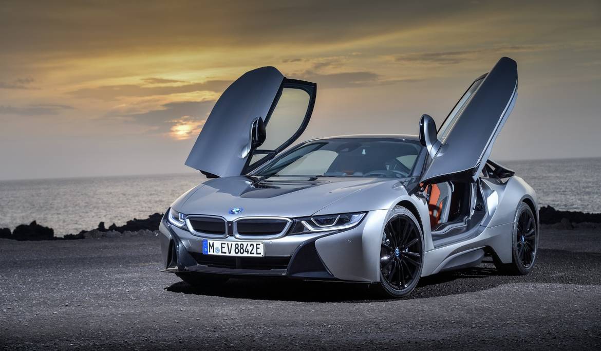 Новые BMW i8 Coupe и Roadster оценены в рублях