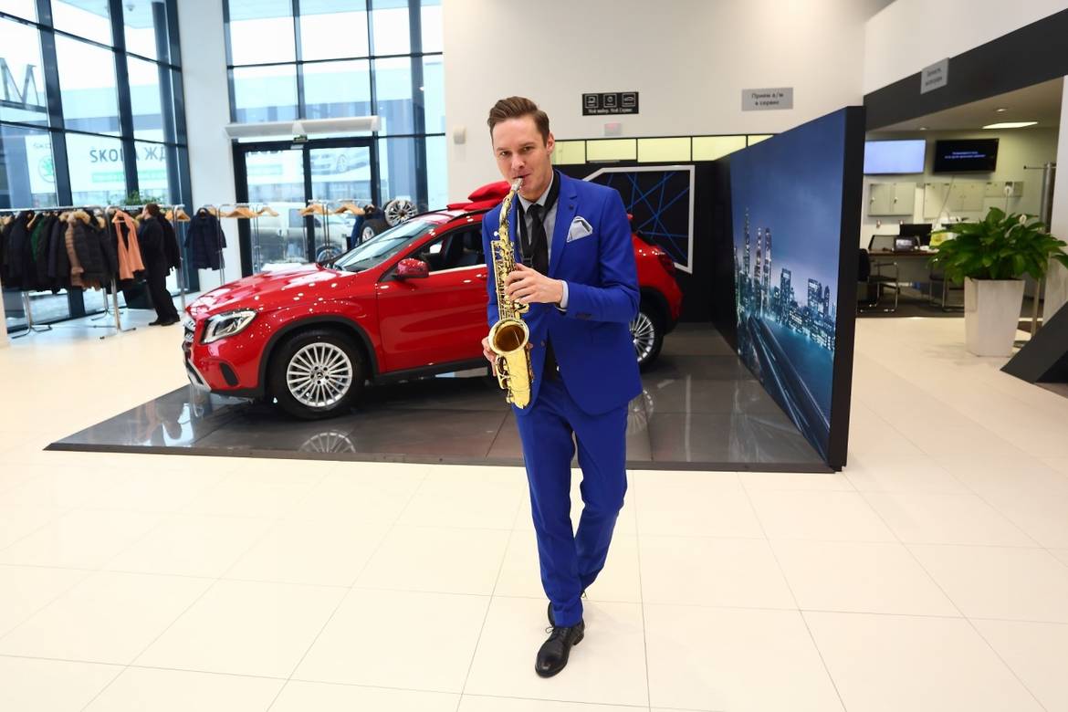 Официальный дилер Mercedes-Benz и сеть АЗС Лукойл разыграли в Петербурге кроссовер GLA