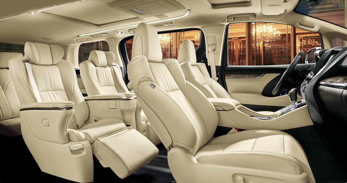 Обновленный минивэн Toyota Alphard доехал до России