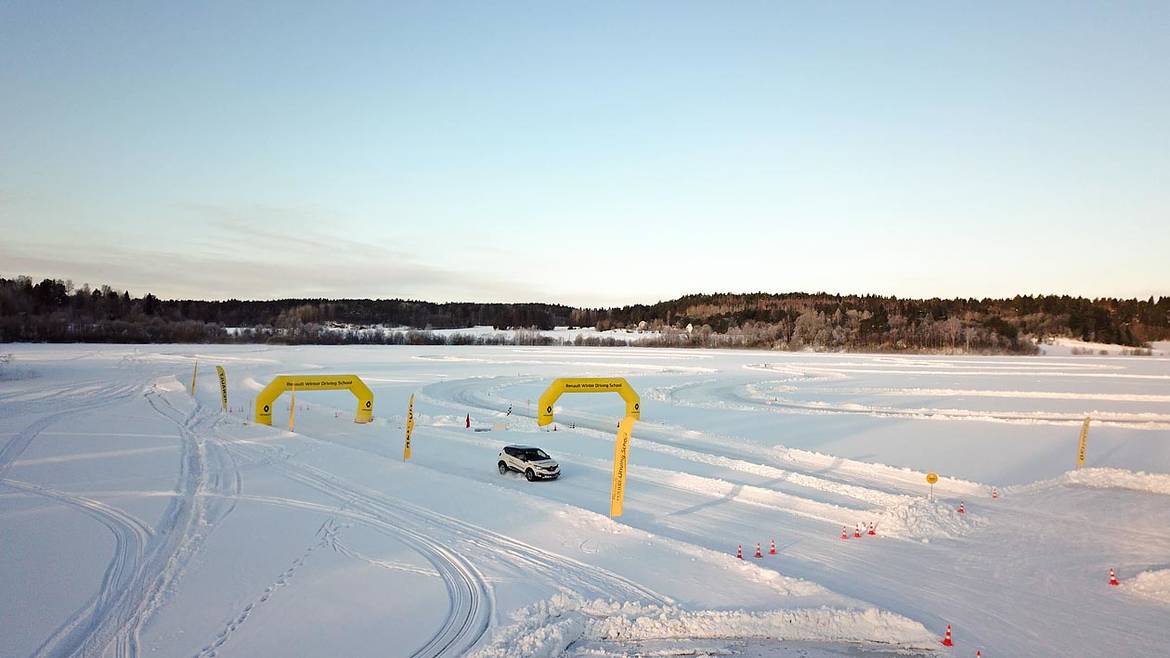 Renault Winter Driving School: снег и лед нам не страшны
