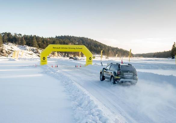 Renault Winter Driving School: снег и лед нам не страшны