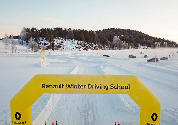 Renault Winter Driving School: снег и лед нам не страшны