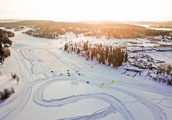 Renault Winter Driving School: снег и лед нам не страшны