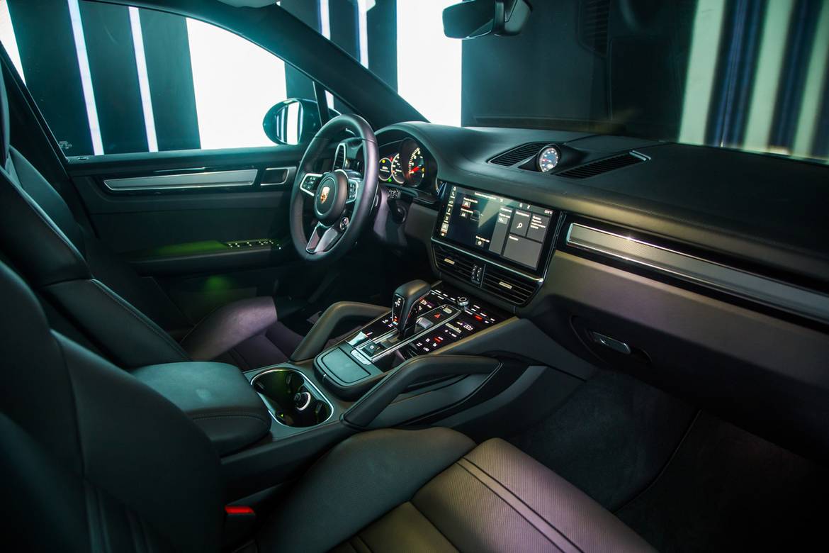 В Петербурге оригинально представили третье поколение Porsche Cayenne