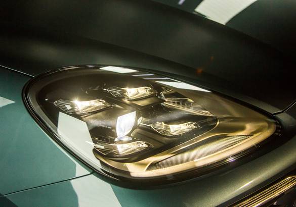 В Петербурге оригинально представили третье поколение Porsche Cayenne