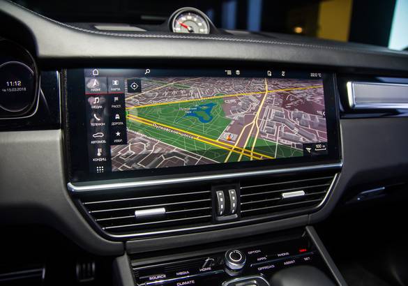 В Петербурге оригинально представили третье поколение Porsche Cayenne