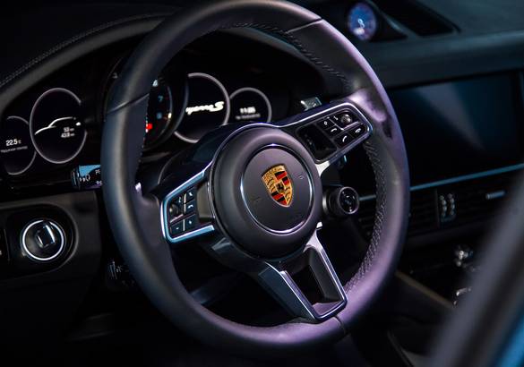 В Петербурге оригинально представили третье поколение Porsche Cayenne