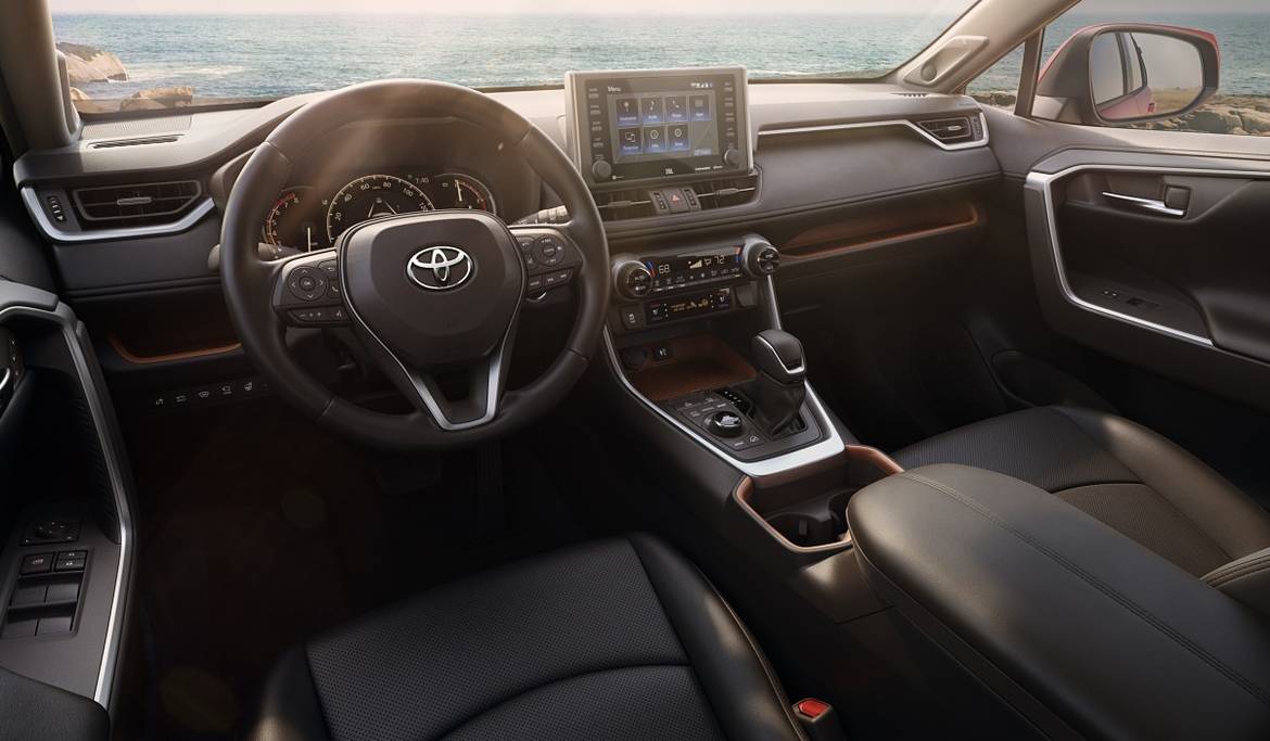 Нью-Йорк 2018: Toyota полностью рассекретила новый RAV4