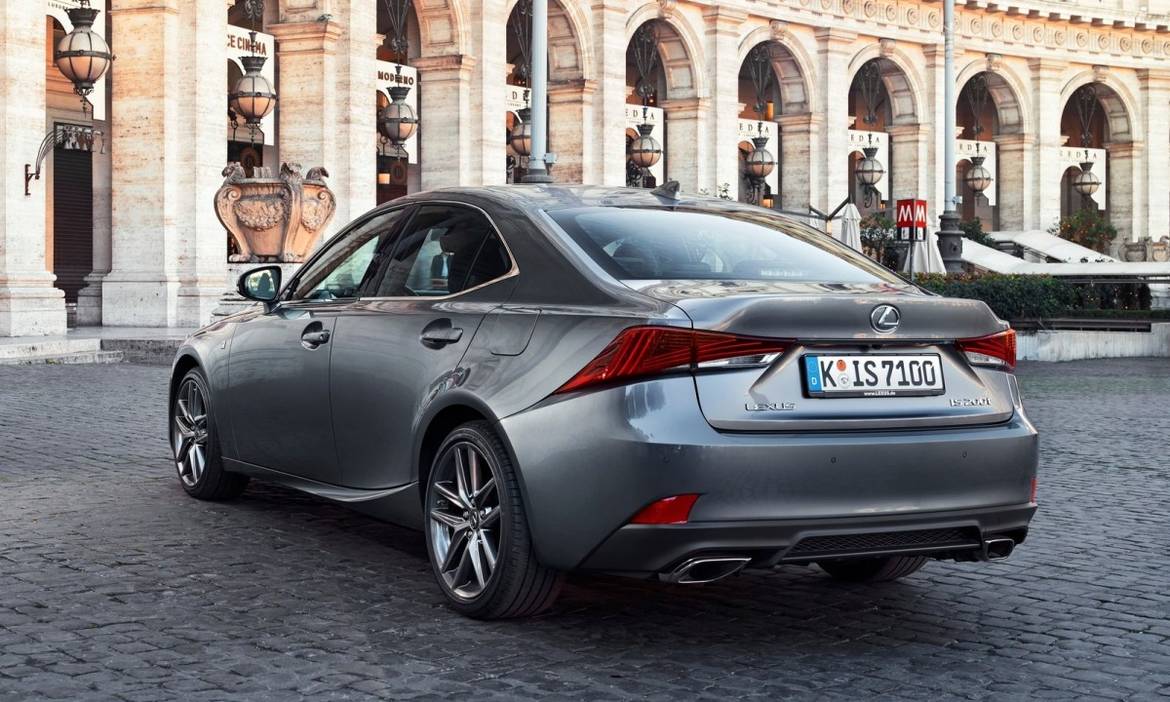 Обновленный Lexus IS доступен для заказа в России