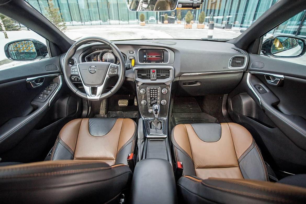 Тест-драйв Subaru XV против Volvo V40 Cross Country: кто они - вседорожники или спортхэтчи?