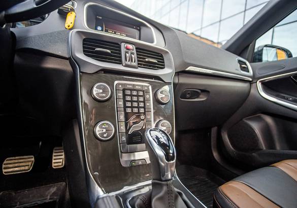Тест-драйв Subaru XV против Volvo V40 Cross Country: кто они - вседорожники или спортхэтчи?
