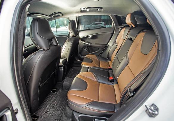 Тест-драйв Subaru XV против Volvo V40 Cross Country: кто они - вседорожники или спортхэтчи?
