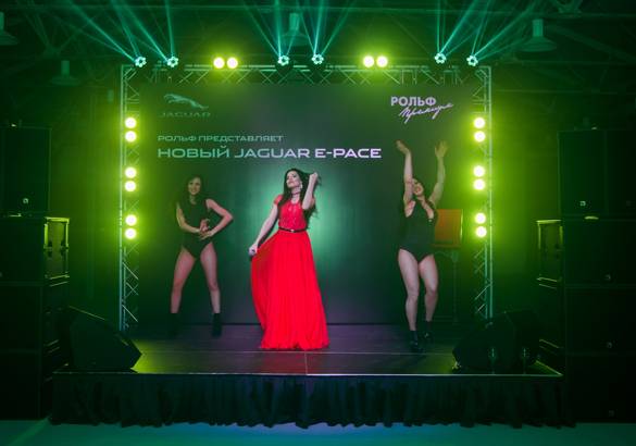РОЛЬФ оригинально представил в Петербурге новый Jaguar E-Pace