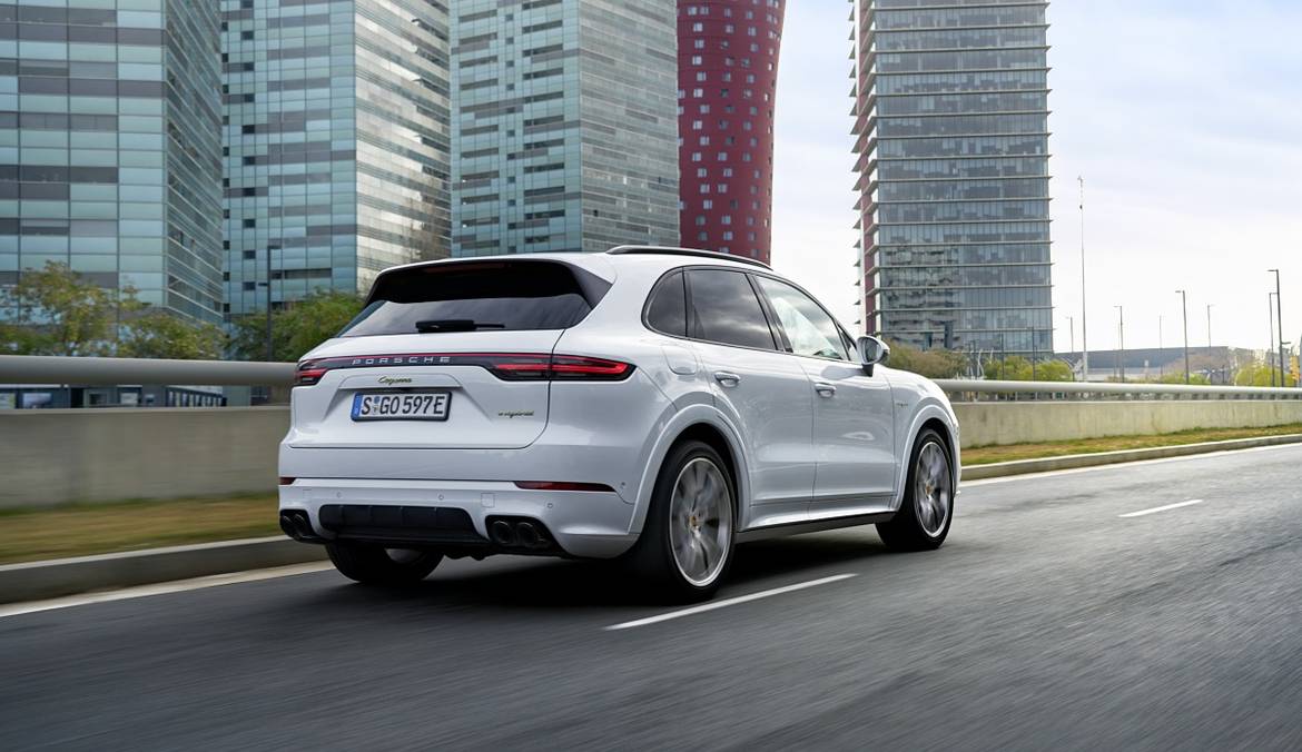 Новый Porsche Cayenne стал подключаемым гибридом