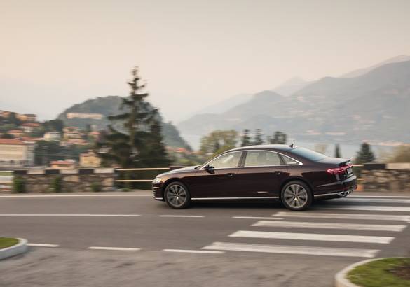 Встречаем новую Audi A8: премьерный тест немецкого флагмана