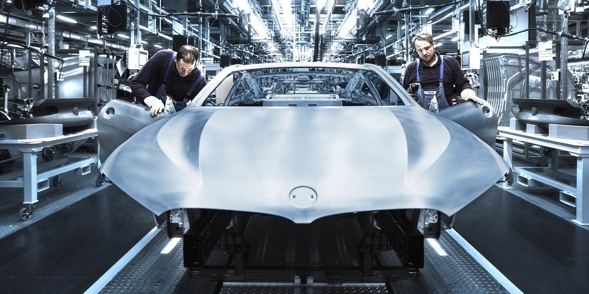 Новый BMW 8 Series встал на конвейер