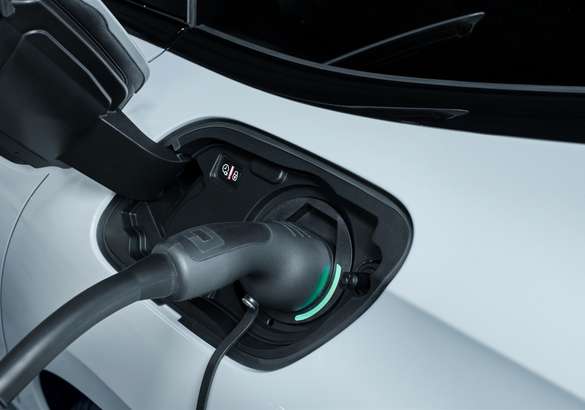 Peugeot представил гибридные версии моделей 3008 и 508