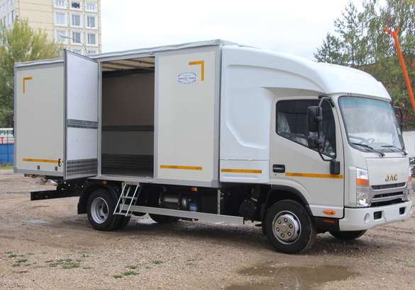 Фургон JAC N75 оснастили спальником