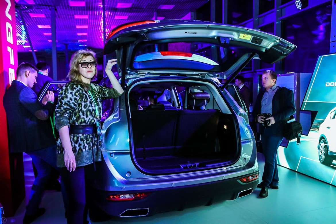 Dongfeng представил в России кроссовер со штатным видеорегистратором