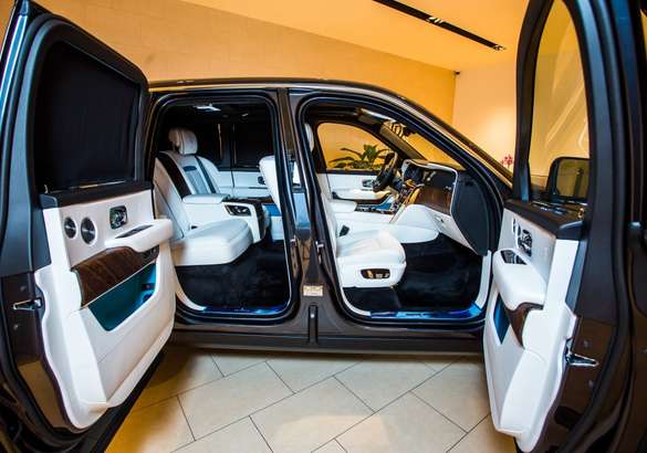 В Петербург прибыл новый Rolls-Royce Cullinan