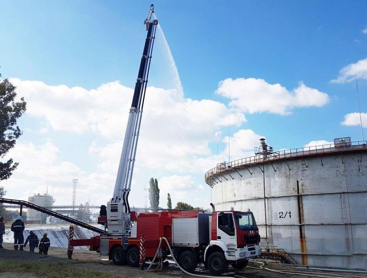 Iveco-AMT поставила пеноподъемник нефтеперерабатывающему заводу
