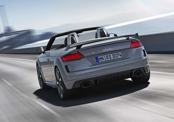 Audi начинает прием заказов на обновленные TT RS Coupe и Roadster