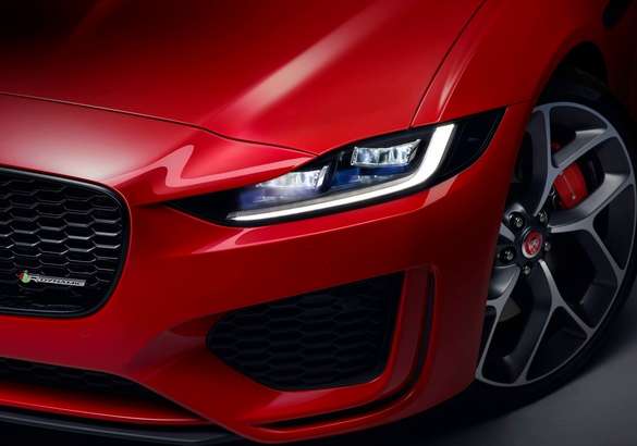 Jaguar представил обновленную версию седана XE