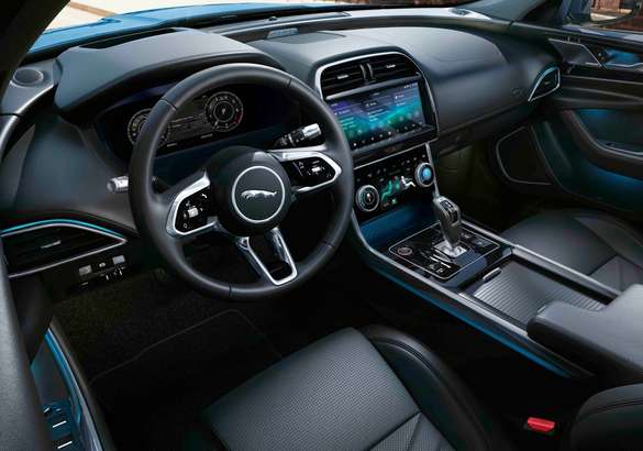 Jaguar представил обновленную версию седана XE