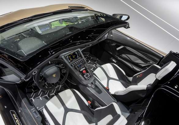 Lamborghini представила в Женеве два новых родстера