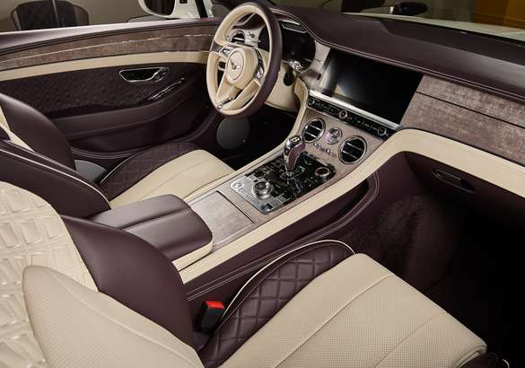 Московский дилер Bentley показал автомобили с отделкой из камня