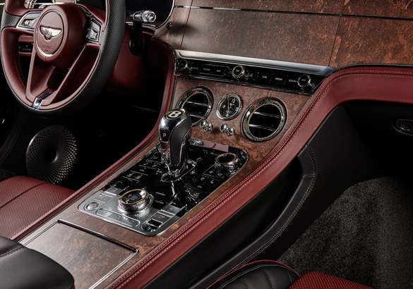 Московский дилер Bentley показал автомобили с отделкой из камня