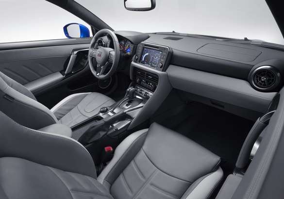 Nissan выпустил обновленный GT-R и юбилейную спецверсию модели