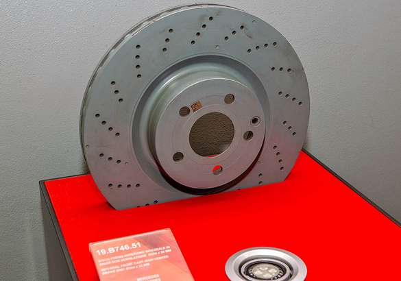 Как делаются знаменитые красные тормоза: исследуем завод Brembo в Италии
