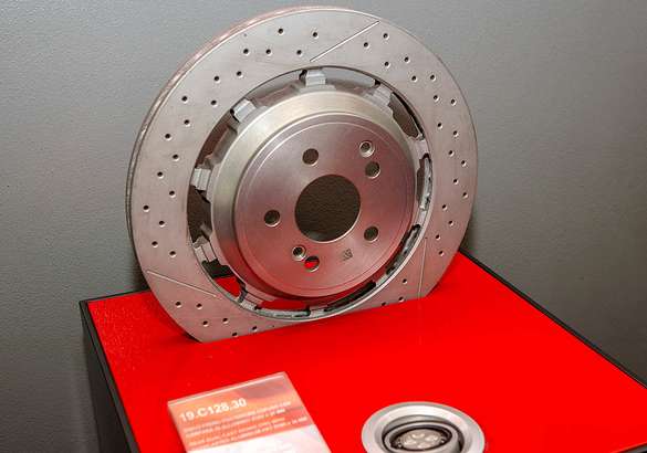 Как делаются знаменитые красные тормоза: исследуем завод Brembo в Италии