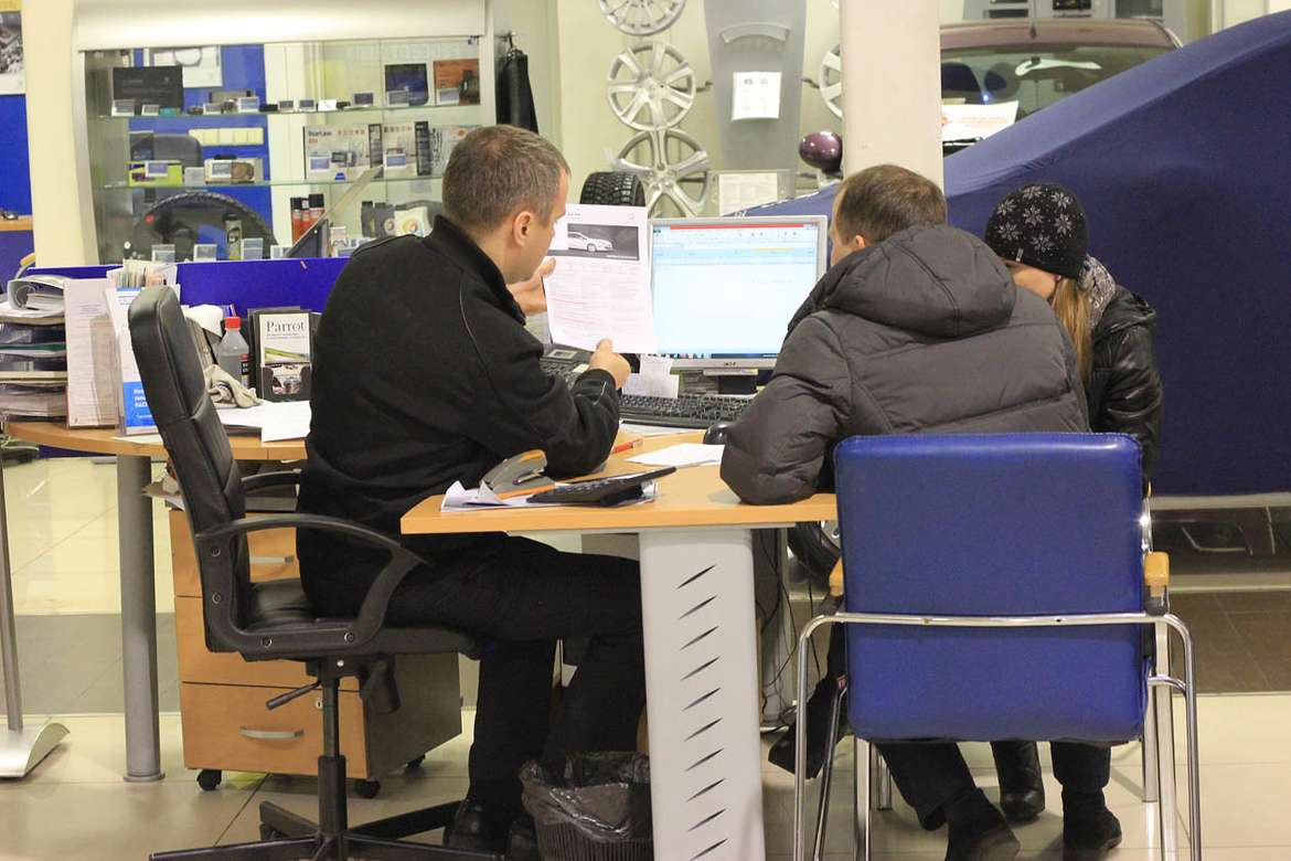 Круговорот дилеров на авторынке: почему на спаде продаж продолжают открываться центры?