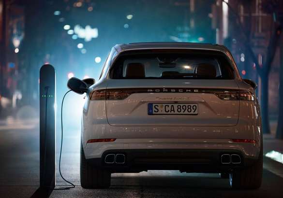 Porsche представил самые мощные гибридные Cayenne и Cayenne Coupe
