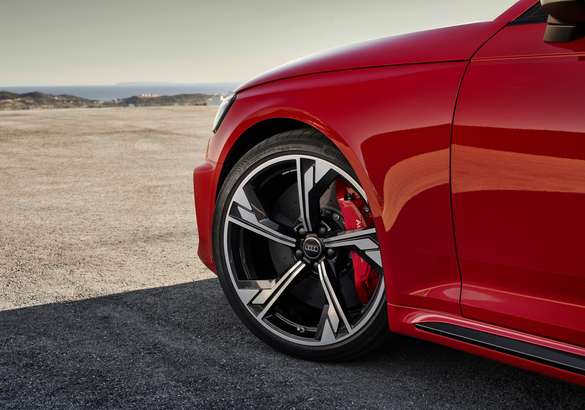 Audi показал обновленную версию RS 4 Avant