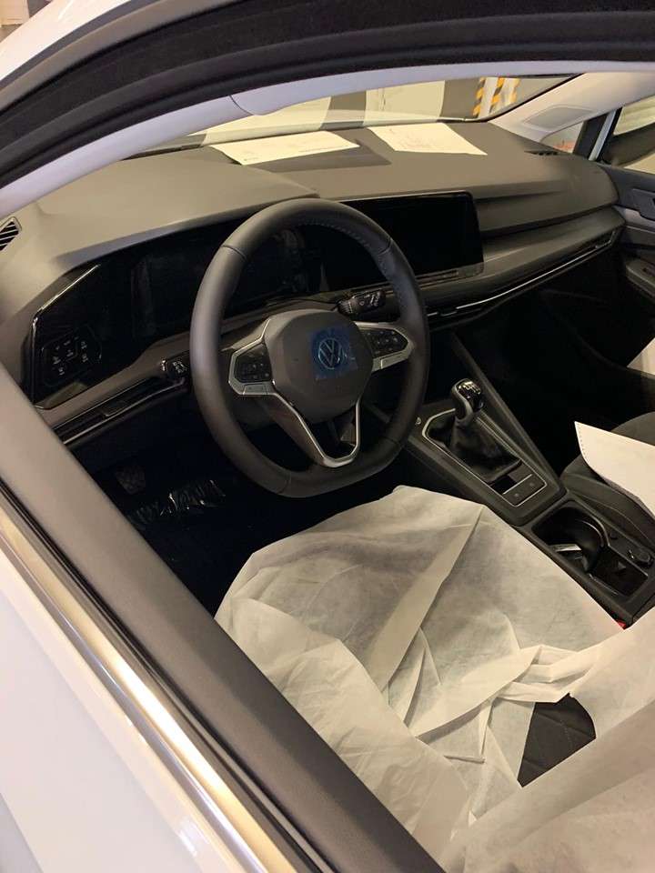 Новый Volkswagen Golf поймали без камуфляжа