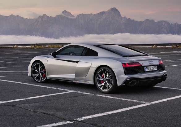 Купе и спайдер Audi R8 получили заднеприводные версии